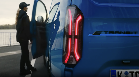 Нова система Ford Pro Delivery Assist автоматично вимикає двигун, зачиняє вікна, блокує двері та вмикає аварійну сигналізацію, коли водії фургонів доставки роблять зупинки