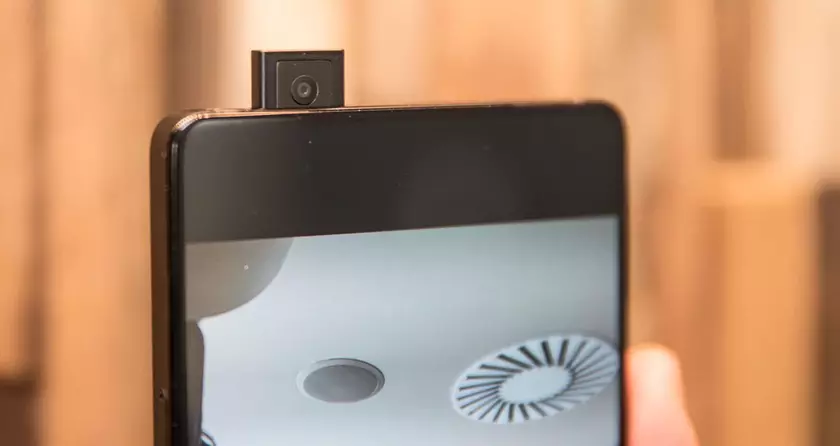 Essential запатентовала смартфон с выдвижной фронтальной камерой
