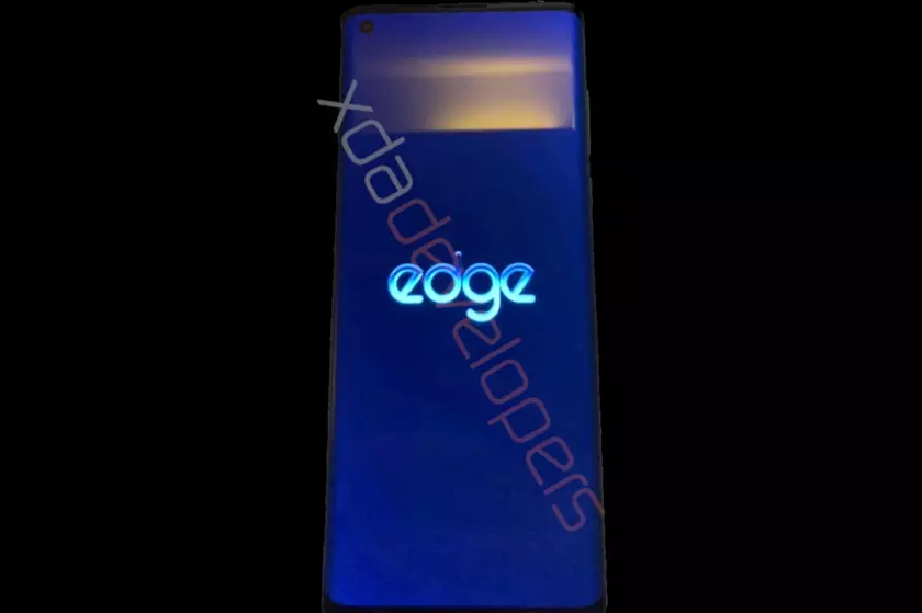 В сеть утекли фото и характеристики Motorola Edge: экран-водопад на 90 Гц, чип Snapdragon 765 и тройная камера на 64 Мп
