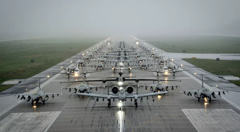 ВВС США одновременно подняли в небо 36 истребителей F-16 и 12 штурмовиков A-10, вооружённых ракетами AIM-9, AIM-120, AGM-88, AGM-65 и бомбами JDAM