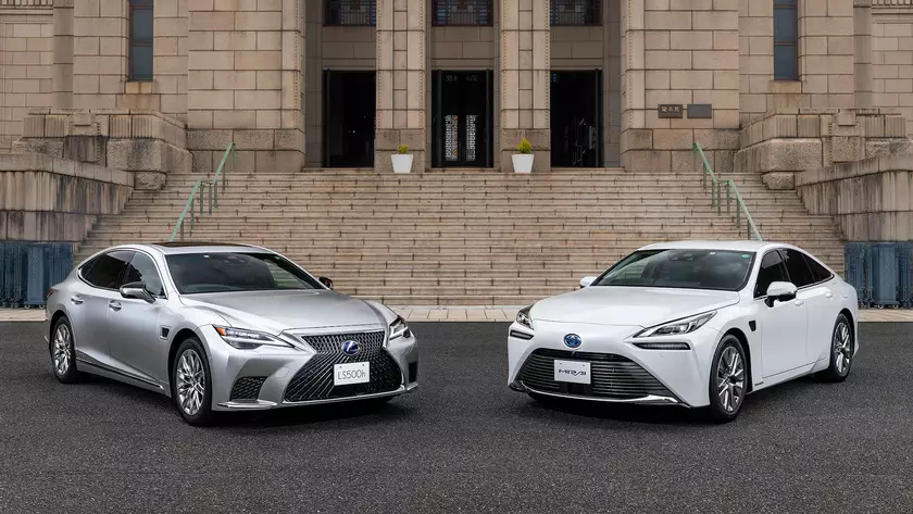Сравнительный обзор: Lexus LS500h против Toyota Mirai – гибрид против водорода