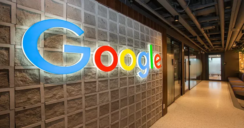 Google интегрирует ИИ в свои услуги: Новые Функции для Google Messages, Android Auto, и Wear OS