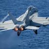 USS Gerald R. Ford, le plus grand porte-avions du monde, qui a coûté plus de 13 milliards de dollars, avec des chasseurs F/A-18 Super Hornet en patrouille dans la mer Adriatique.-8
