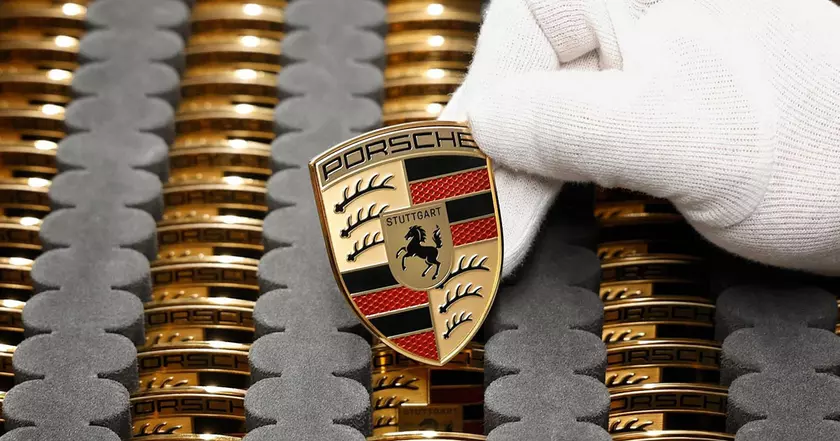 Фирменный знак Porsche: История эмблемы легендарного бренда