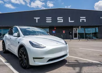 Tesla добавляет YouTube Music, Amazon Music, показатель AQI и новые функции родительского контроля в обновлении 2024.26