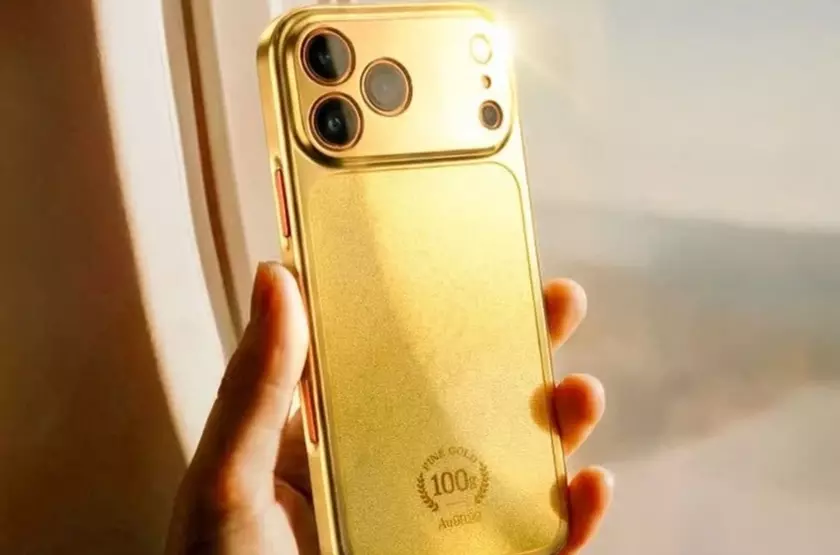 Роскошь на ладони: золотой чехол для iPhone