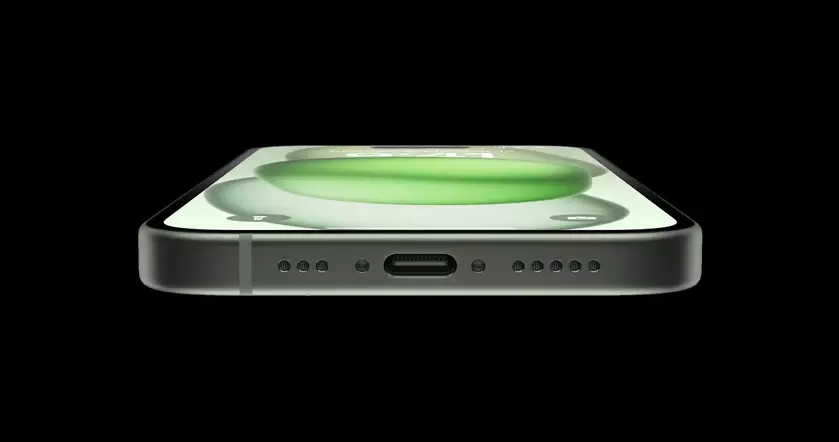 iPhone 15 совместимы не со всеми портативными аккумуляторами, у которых есть разъём USB Type-C – иногда смартфон начинает заряжать пауэрбанк