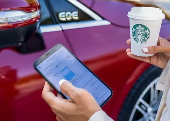 Mercedes-Benz открыла первую зарядную станцию совместно со Starbucks