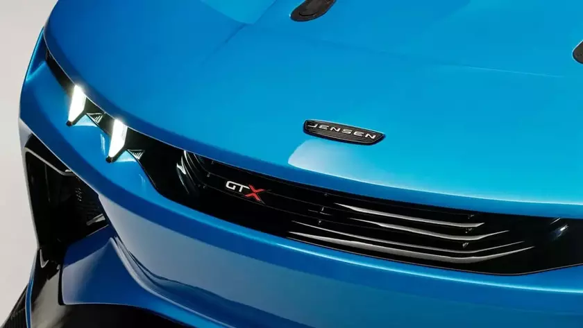 Спортивное купе Jensen Interceptor GTX на гоночном треке