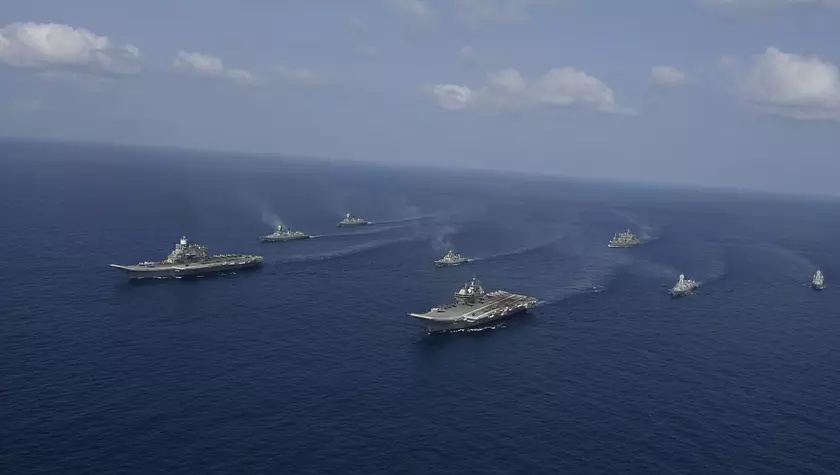 ВМС Индии впервые провели манёвры с участием сразу двух авианосцев INS Vikrant и INS Vikramaditya
