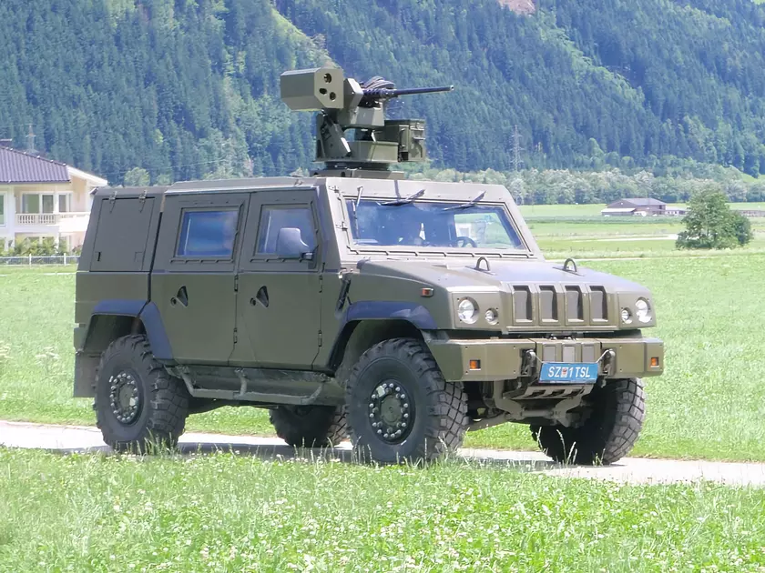 Украинские десантники используют на фронте итальянские бронированные автомобили Iveco LMV с пулемётами M2 Browning