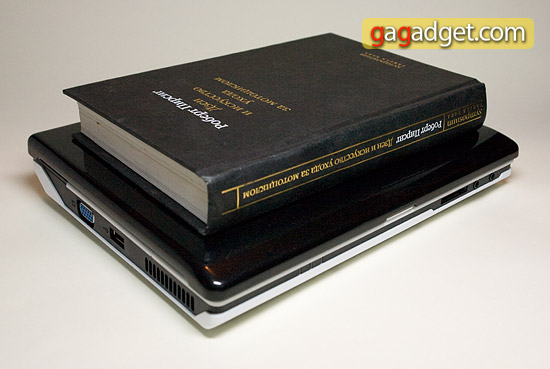 fs_amilo_mini_with_book.jpg