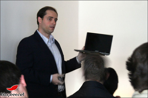 samsung_n510_in_hands.jpg