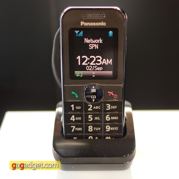 Panasonic_dumbphone.jpg