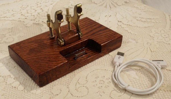 OakDockCharger02.jpg