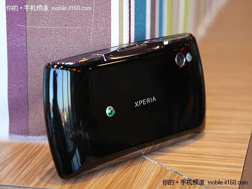 XPERIA_Play_06.jpg
