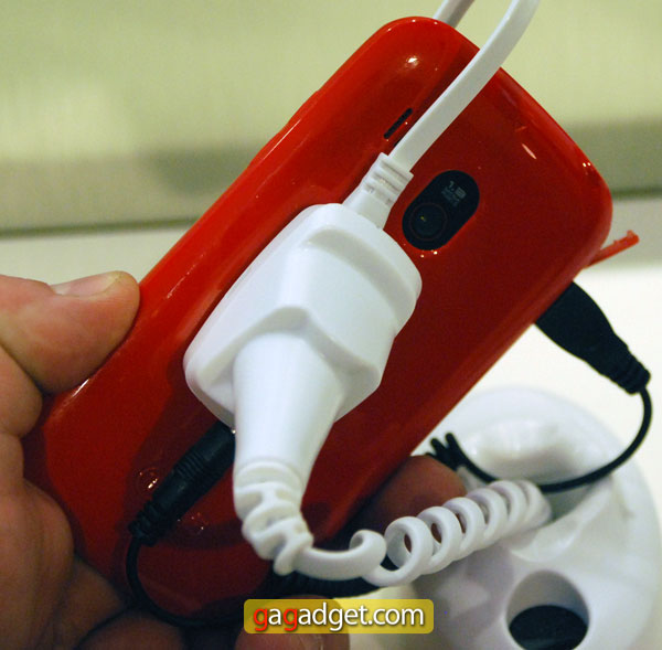 LG_C100_04.jpg