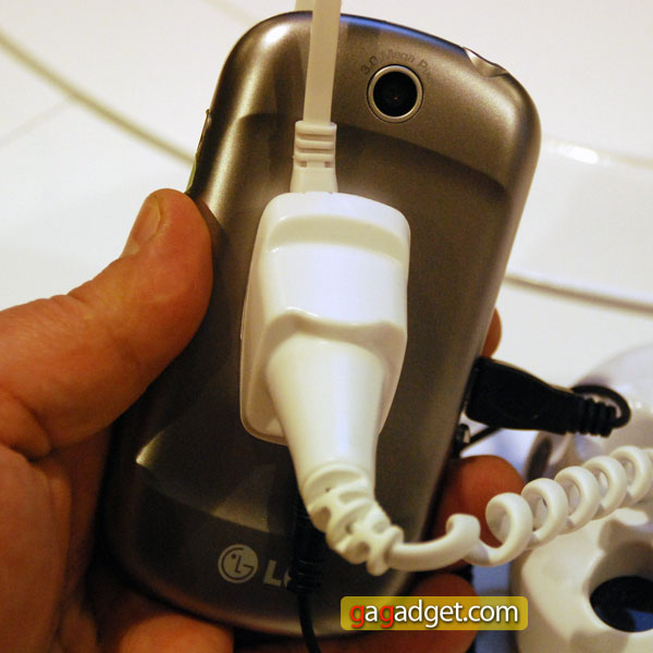 LG_OptimusMe_03.jpg