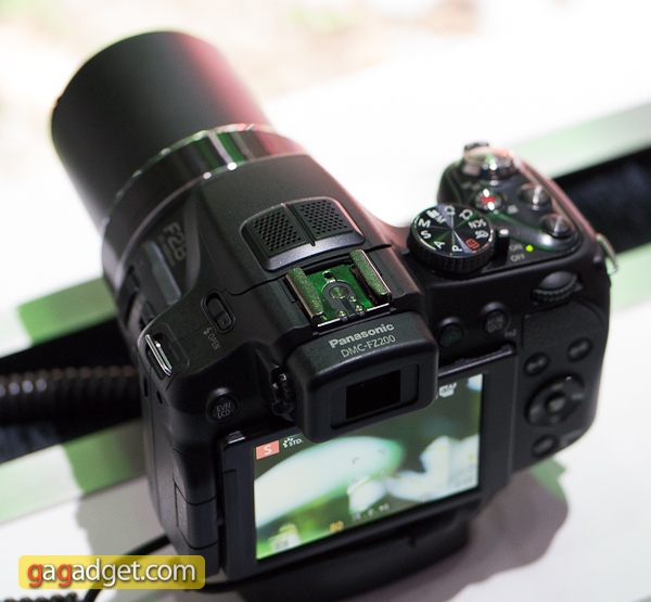 lumix-fz200-1.jpg