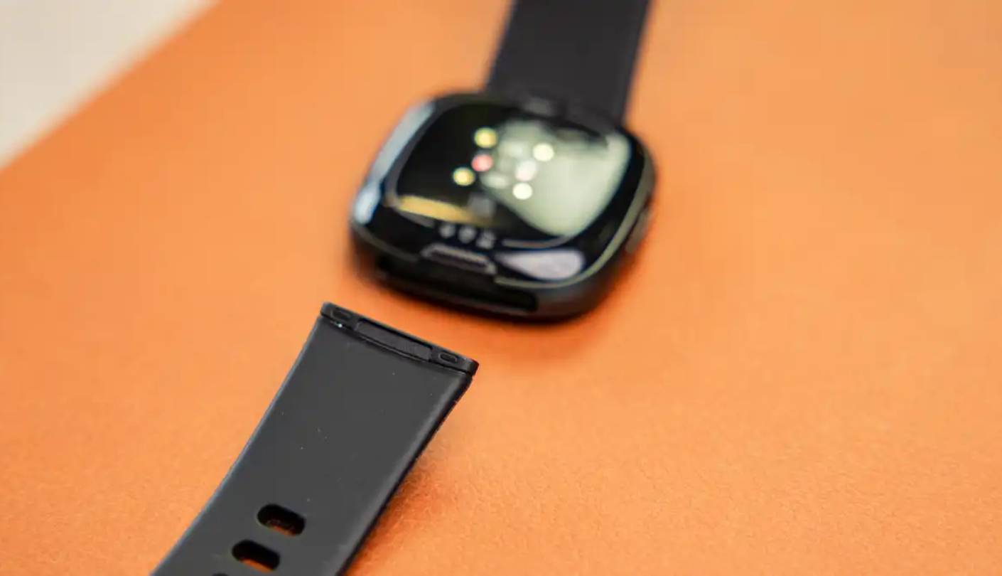 Fitbit Versa 4 smartwatch with health tracking under $200