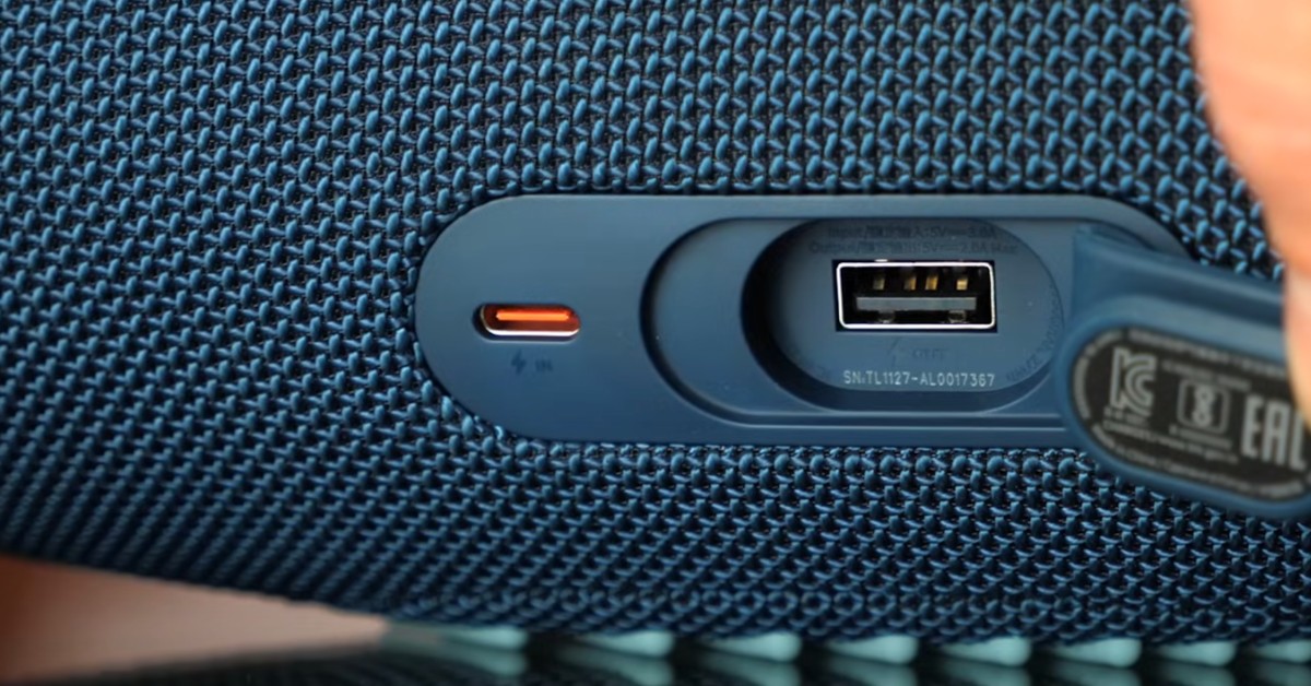 JBL CHARGE 5 speakers for outdoor projector