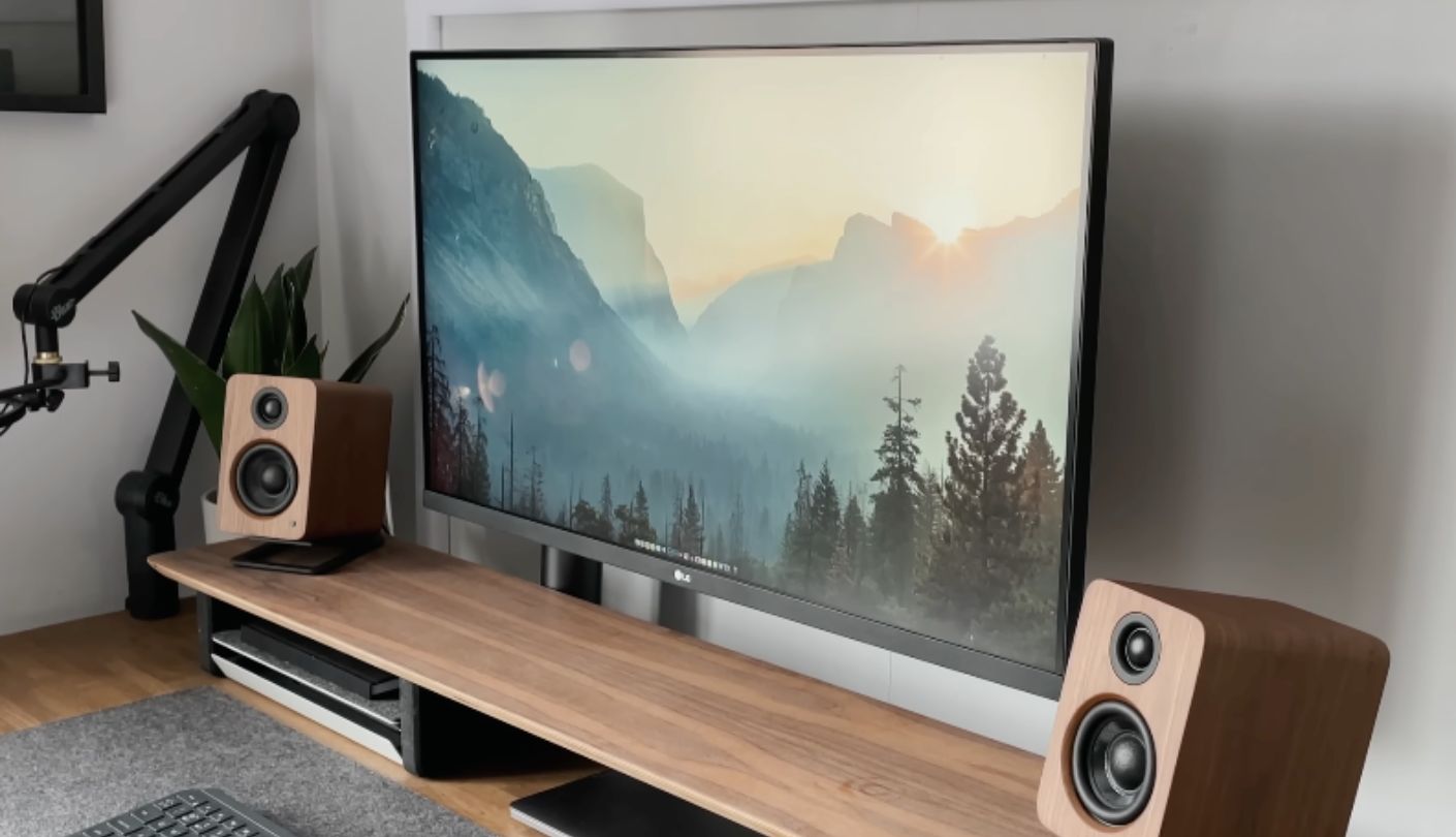 LG UltraFine 32UR550K-B monitor with speakers