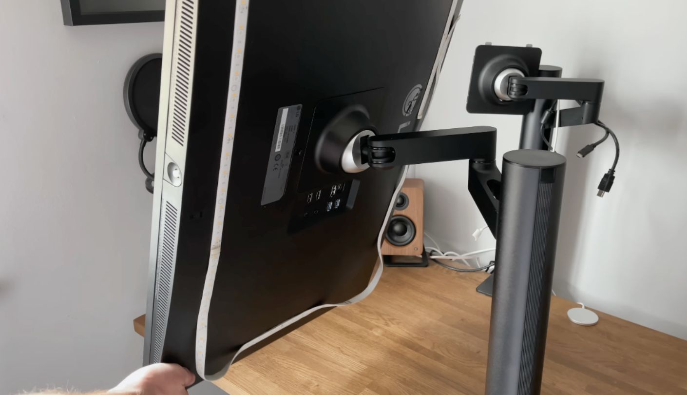 LG UltraFine 32UR550K-B monitor with integrated speakers