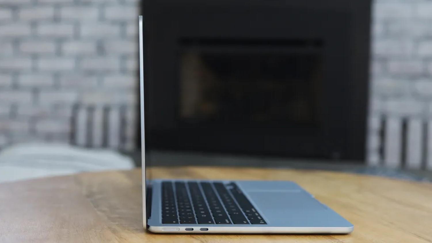 Apple MacBook Air M4 or Lenovo Slim7i