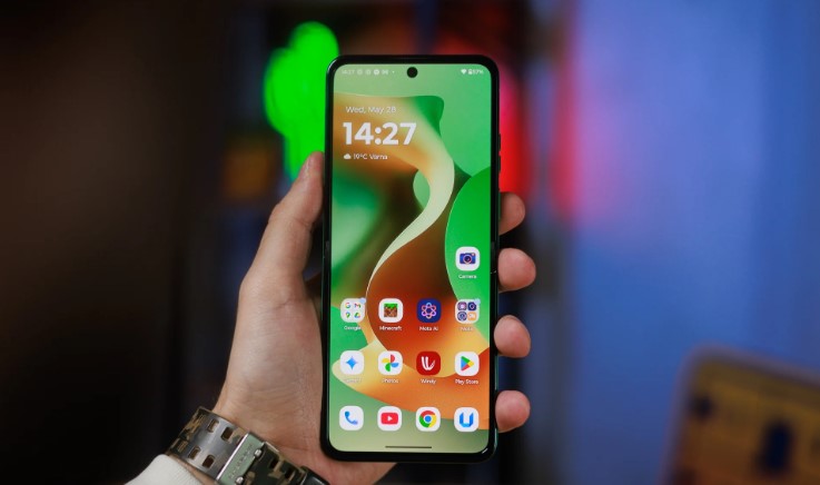 Motorola Razr 2025 foldable phone review