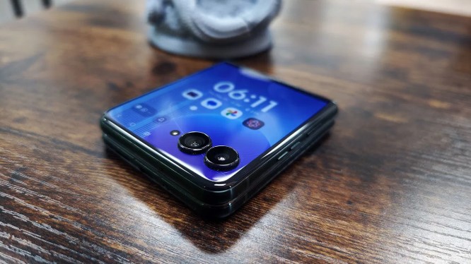 Motorola Razr Ultra 2025 clamshell foldable phone