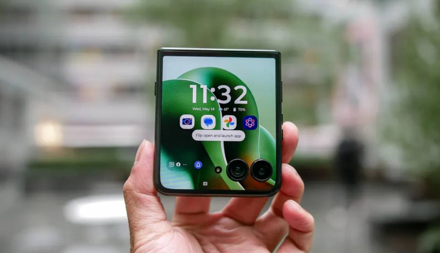 Motorola Razr Ultra 2025 small Android flagship