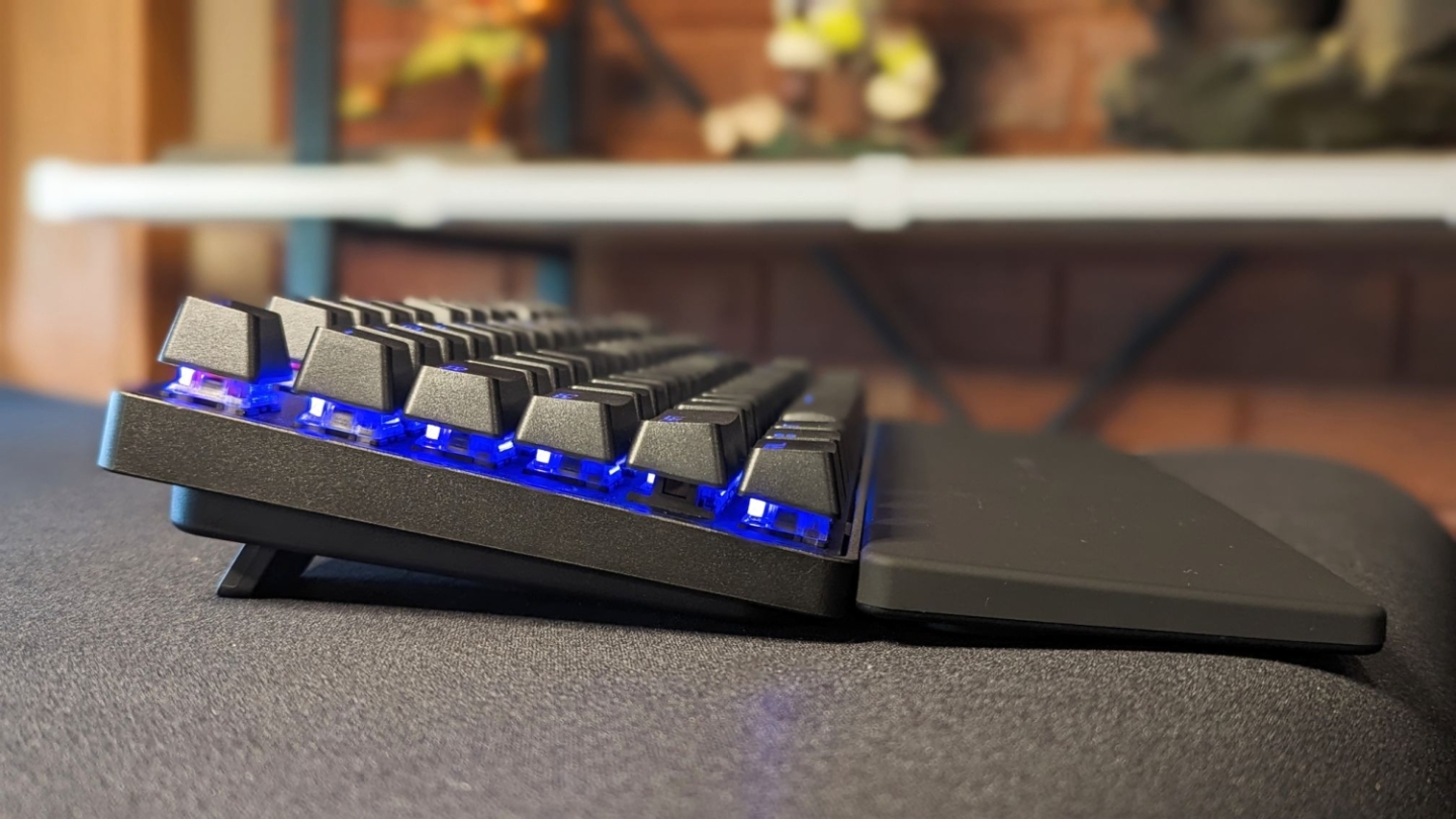 SteelSeries Apex Pro TKL top gaming keyboard wireless