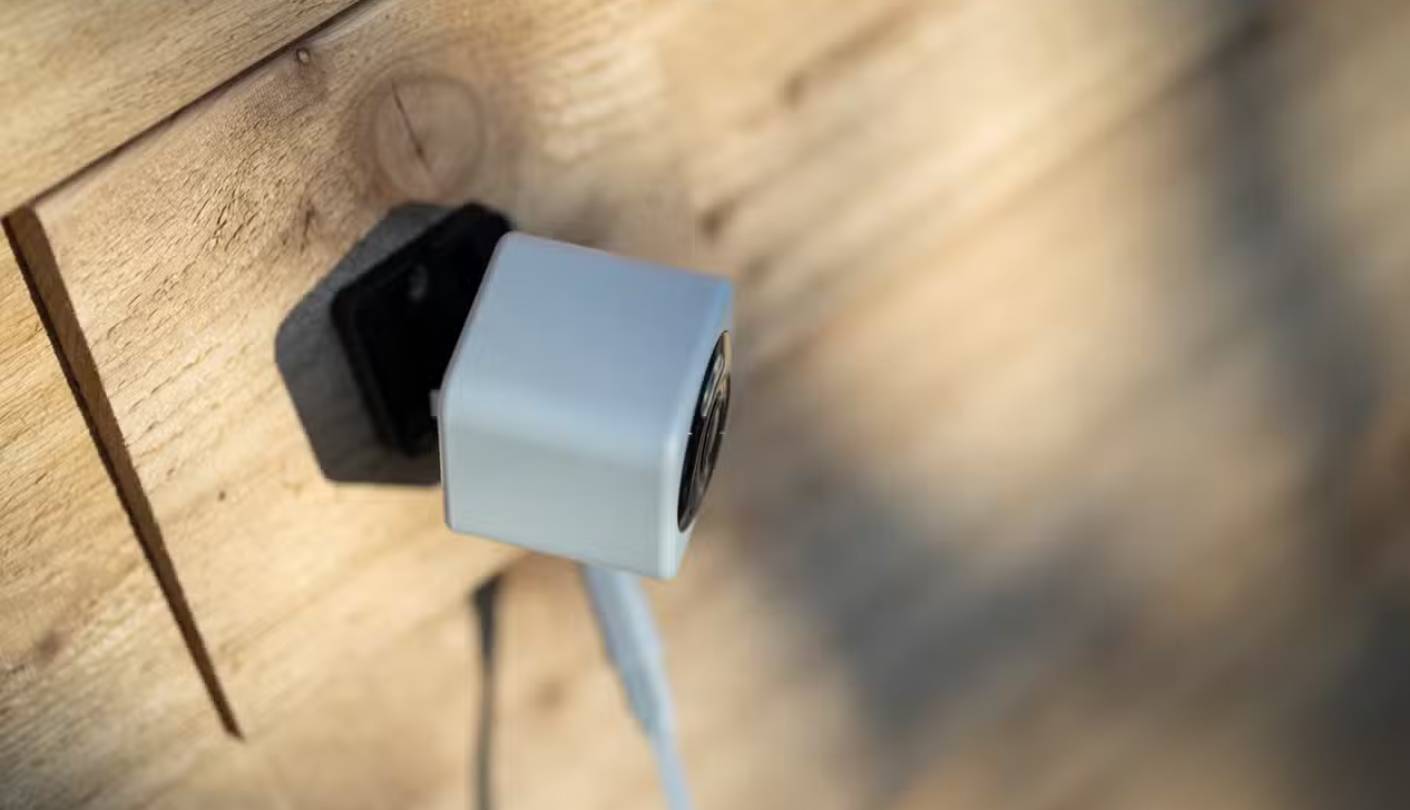 Wyze Cam v4 indoor security camera no drilling