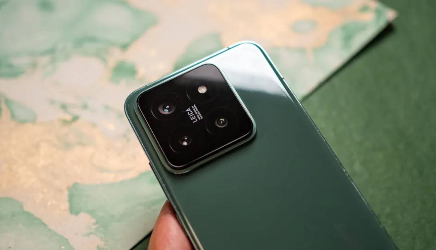 Xiaomi 15 5G pocket-sized phone