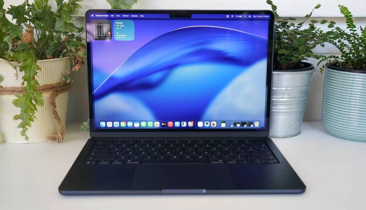 Apple MacBook Air 13 M5 laptop 15 hour battery life
