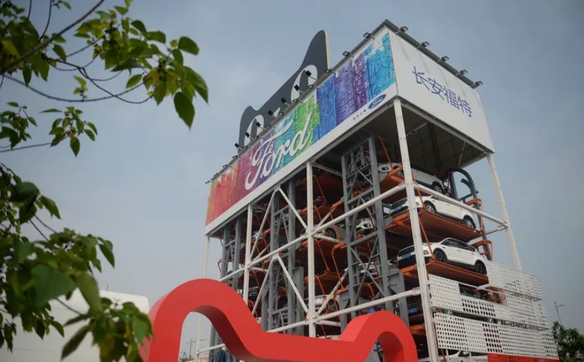 In China, installed a "vending machine", distributing cars for a test drive