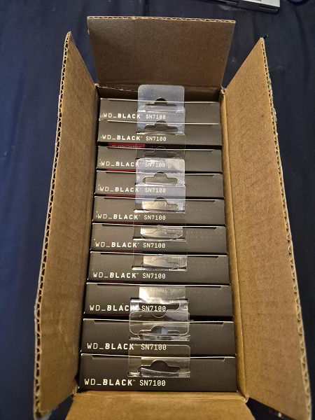 Коробка с десятью SSD WD Black SN7100
