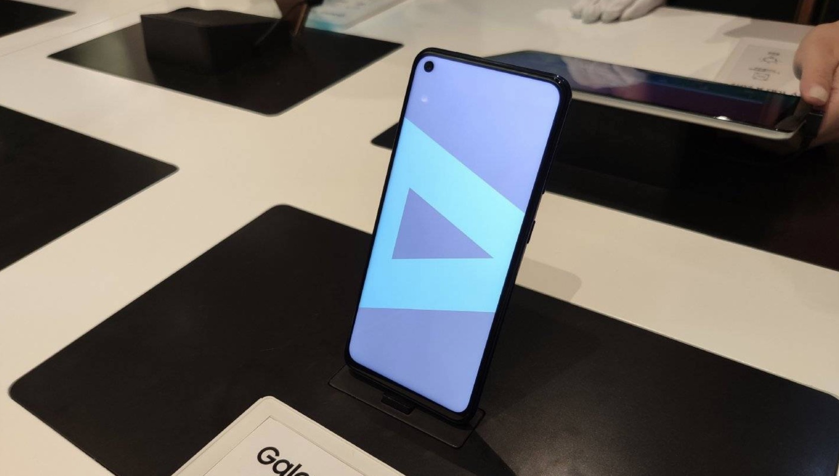 Samsung Galaxy A60: смартфон з Infinity-O дисплеєм, що «говорить», та 32 Мп селфі-камерою за $300