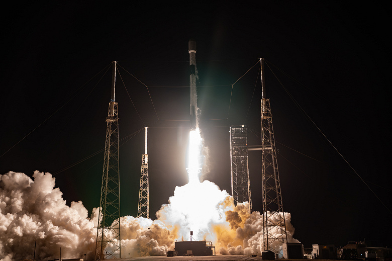 Запуск ракети Falcon 9 зі стартового майданчика