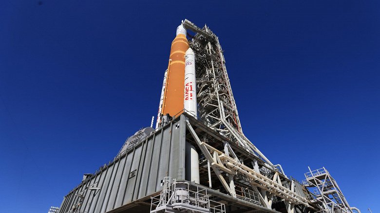 Ракета SLS на стартовому майданчику