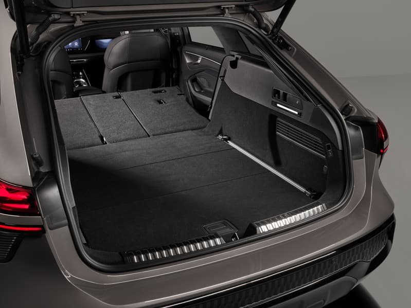 Салон Audi A6 Allroad с экранами