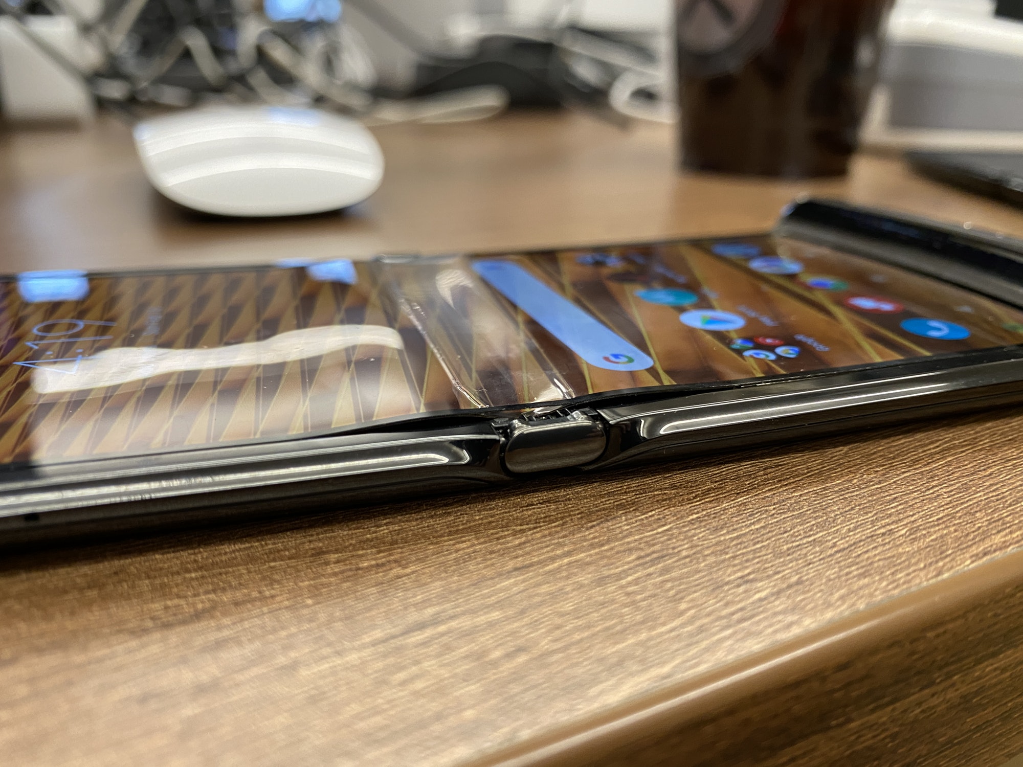 Розкладачки Samsung Galaxy Z Flip та Motorola RAZR не переживуть морози