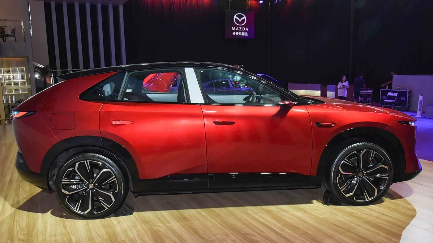 Вигляд збоку Mazda CX-6e