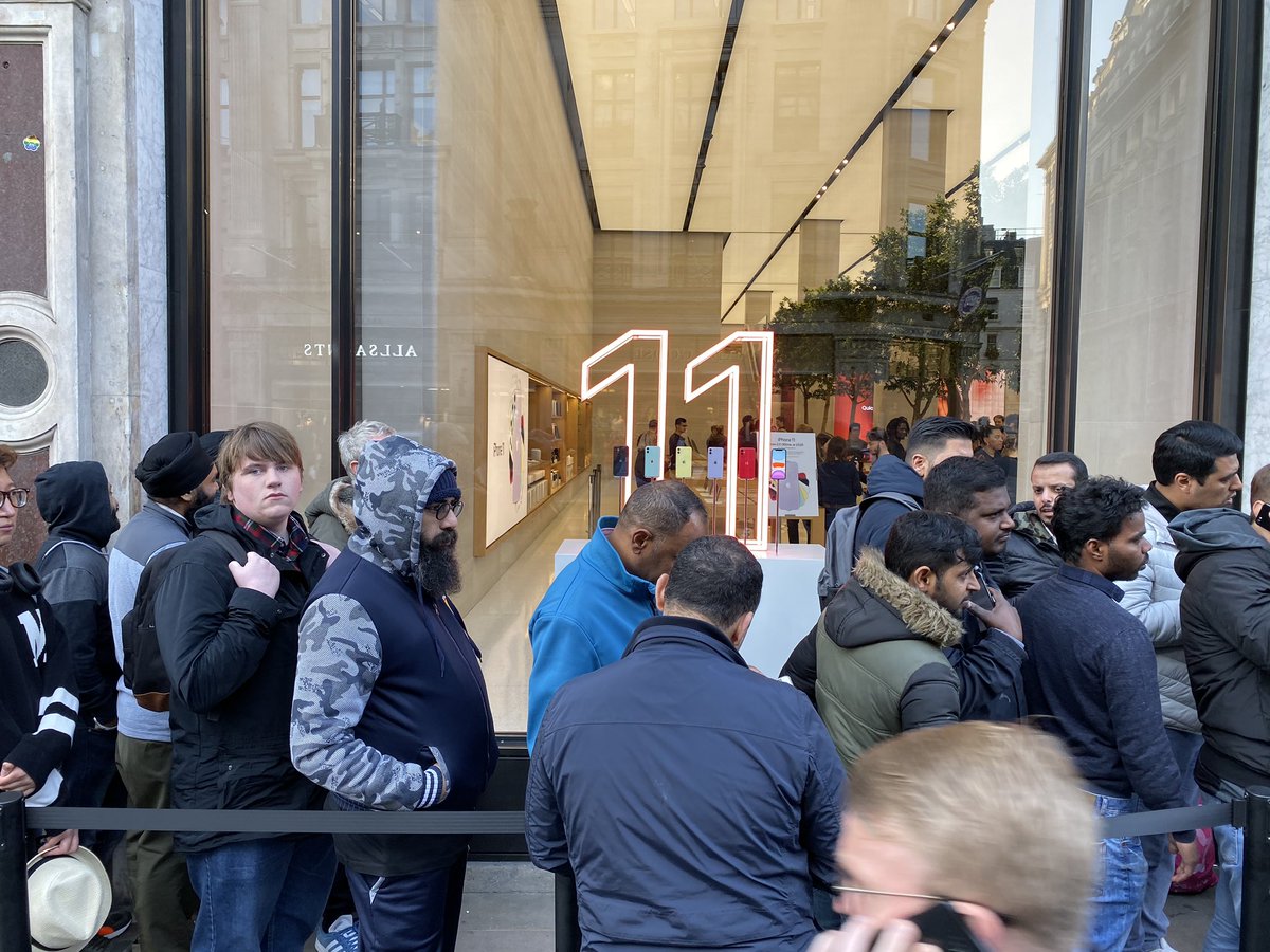Стартували продажі iPhone 11, iPhone 11 Pro та iPhone 11 Pro Max: без традиційних черг не обійшлося