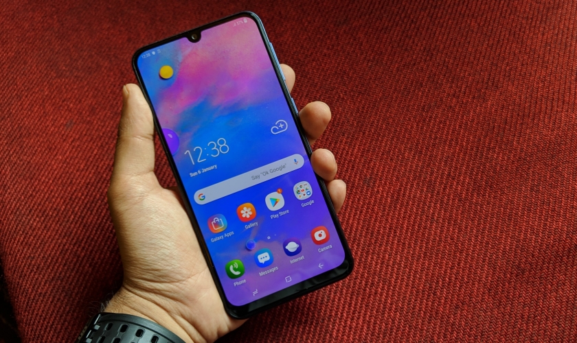 Samsung Galaxy M30s появился на «живых» фото: двойная камера, порт USB-C и разъём для наушников