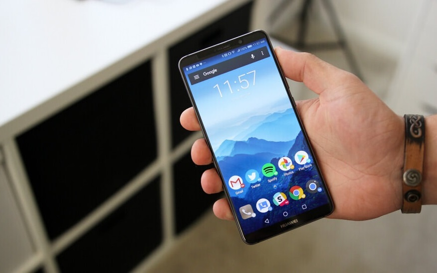 Three-chamber flagship Huawei P20 appeared on the advertising poster