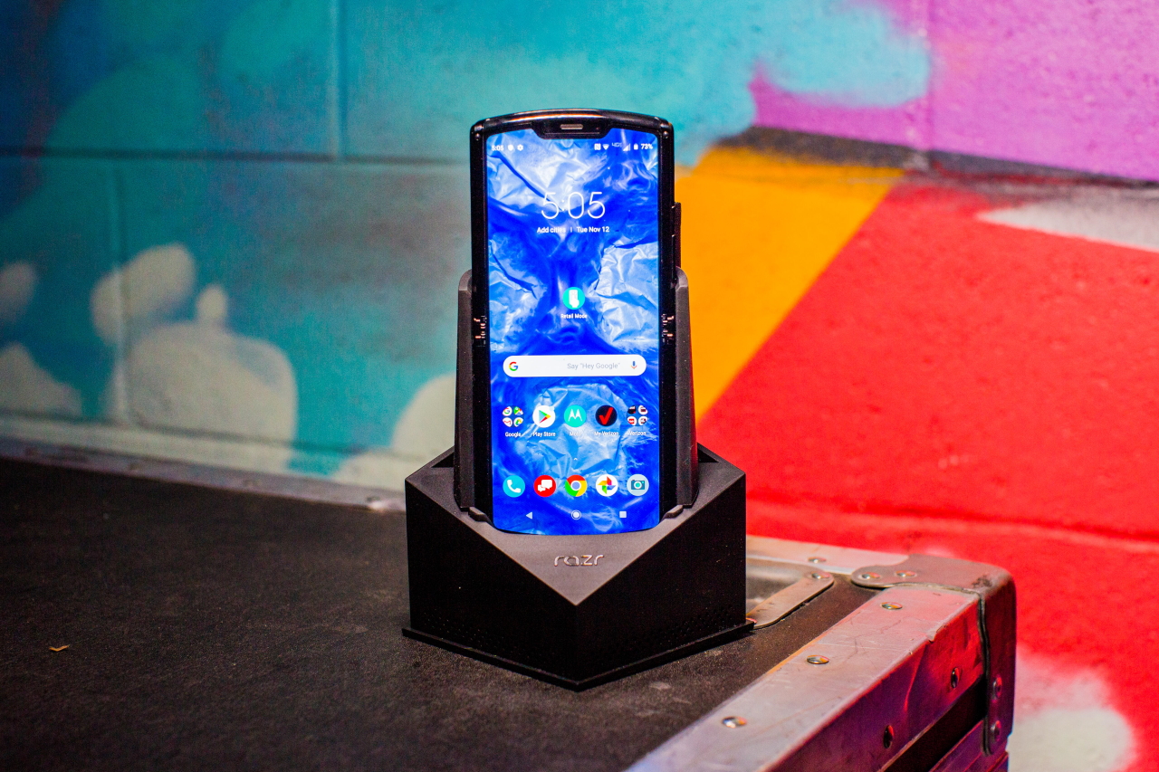 Motorola розповіла коли стартують продажі «розкладачки» RAZR (2019)