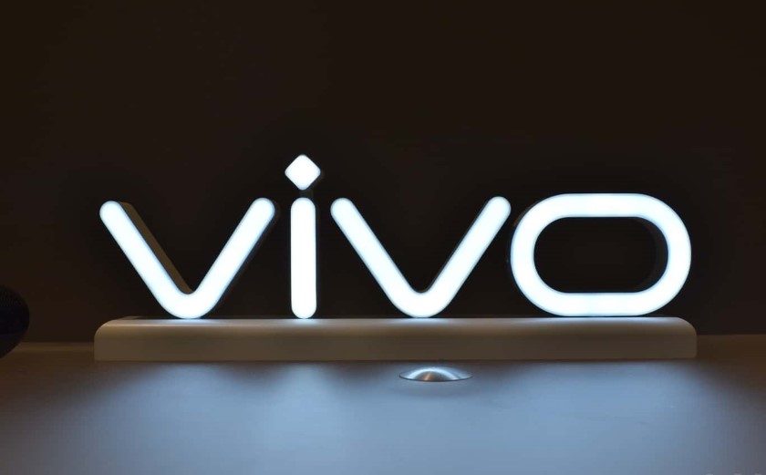 Два новых смартфона Vivo с двойной камерой и вырезом показались в TENAA