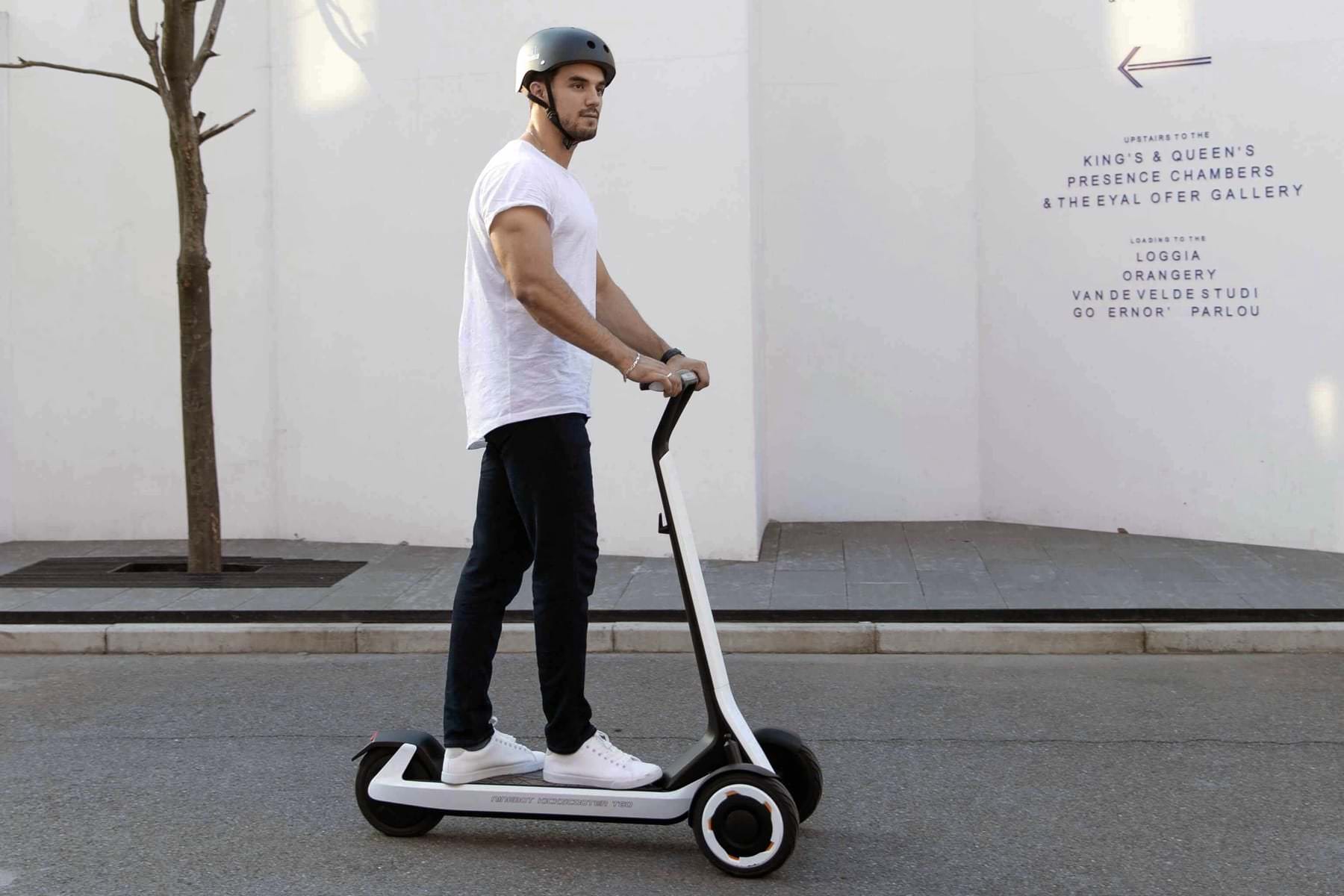 Segway-Ninebot презентував електросамокат із автопілотом, який сам повертається для зарядки
