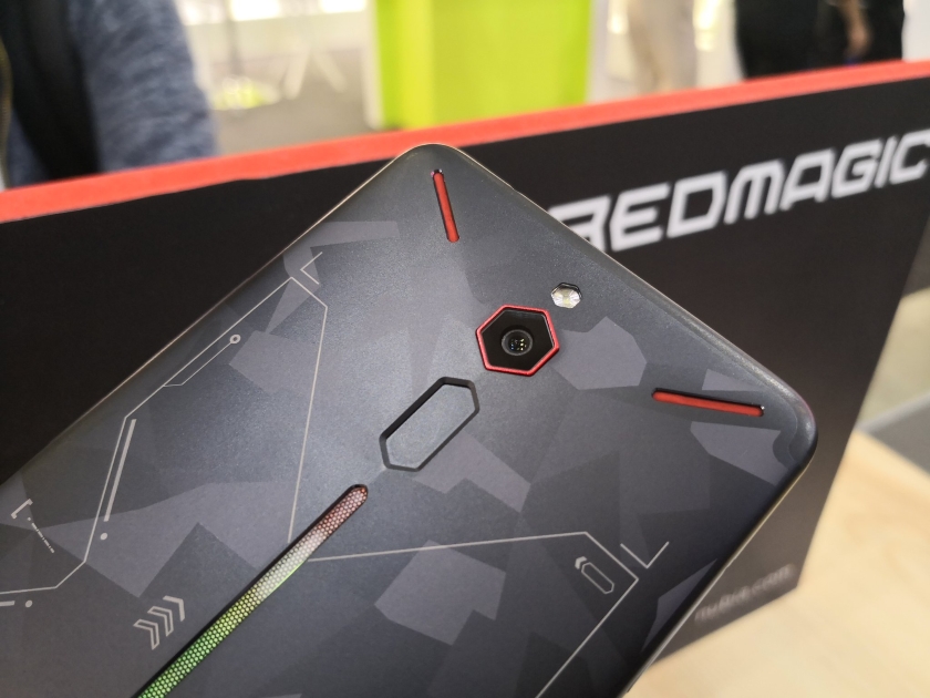 Nubia начала тизерить свой новый игровой смартфон Red Magic 2